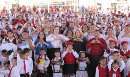 Encabeza alcaldesa Carmen Lilia Canturosas entrega de mochilas, útiles y uniformes para más de 53 mil estudiantes de Nuevo Laredo