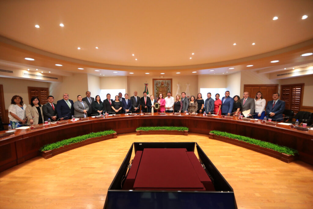 Entrega Gobierno de Nuevo Laredo reconocimiento a la señora Ninfa Deándar Martínez por 100 años de El Mañana