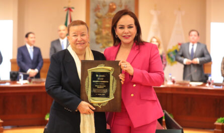 Entrega Gobierno de Nuevo Laredo reconocimiento a la señora Ninfa Deándar Martínez por 100 años de El Mañana