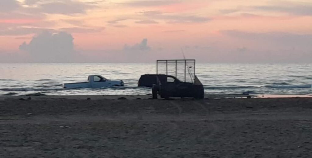 Pescadores rescatan dos camionetas atrapadas por la marea en Playa Bagdad