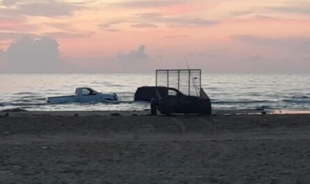 Pescadores rescatan dos camionetas atrapadas por la marea en Playa Bagdad