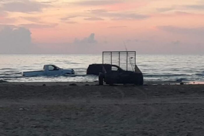 Pescadores rescatan dos camionetas atrapadas por la marea en Playa Bagdad