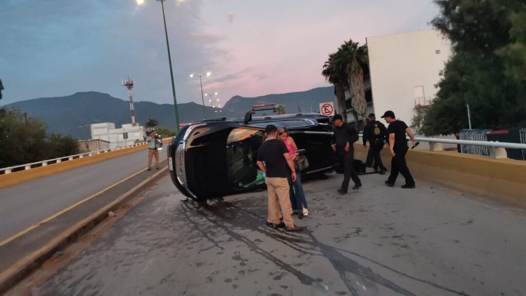 Mujer sufre volcadura con camioneta prestada en Ciudad Victoria