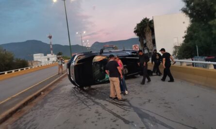 Mujer sufre volcadura con camioneta prestada en Ciudad Victoria