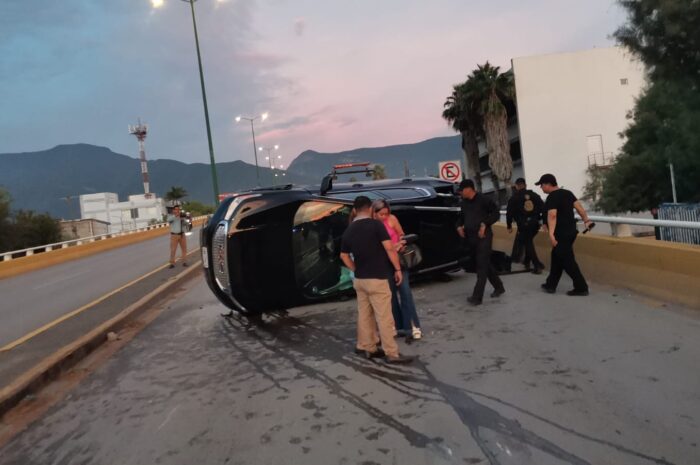 Mujer sufre volcadura con camioneta prestada en Ciudad Victoria