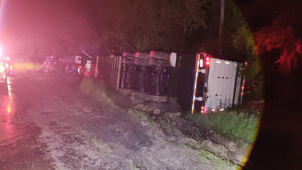 Tráiler con alimento para ganado vuelca en la carretera Victoria-Monterrey