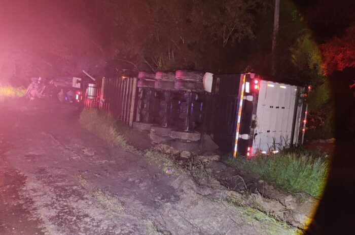 Tráiler con alimento para ganado vuelca en la carretera Victoria-Monterrey