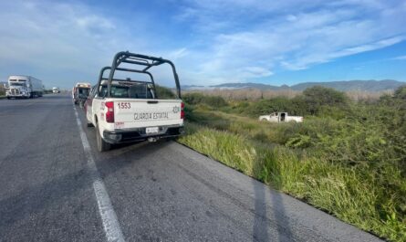 Vuelca vehículo en la carretera a Tula; una mujer pierde la vida