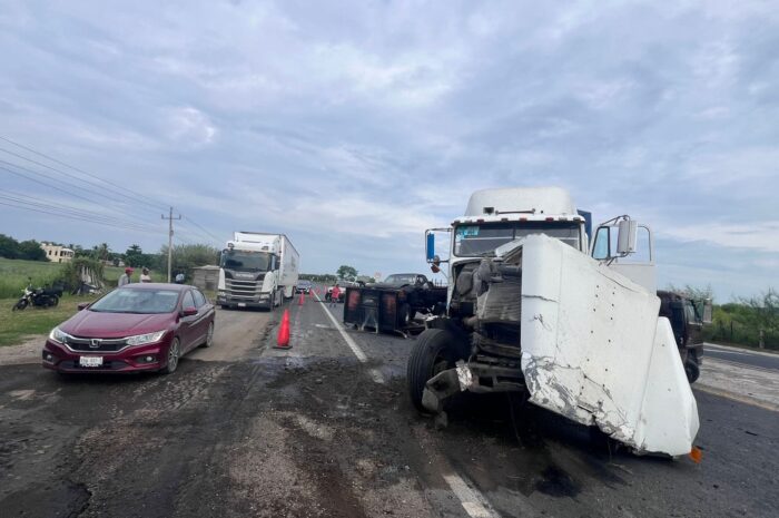 Fatal choque entre camión y tráiler en la carretera Tampico-Mante deja un muerto