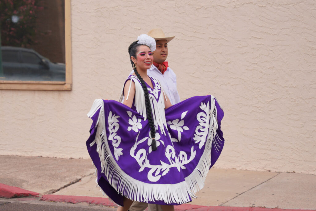 Participan artistas locales en primer desfile binacional de Laredo, Texas