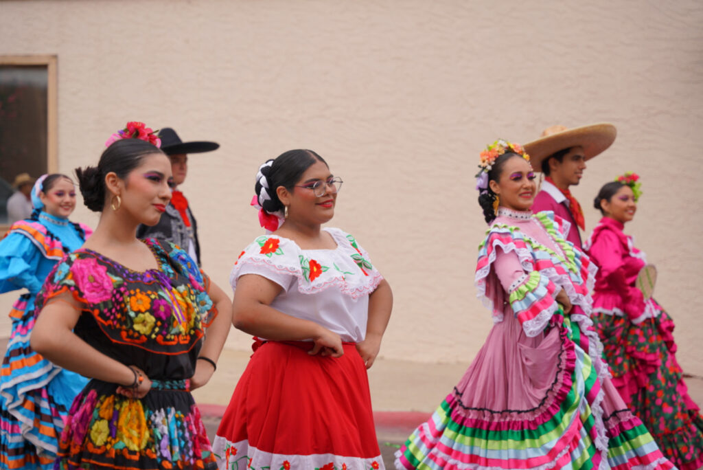 Participan artistas locales en primer desfile binacional de Laredo, Texas