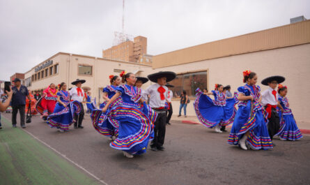 Participan artistas locales en primer desfile binacional de Laredo, Texas