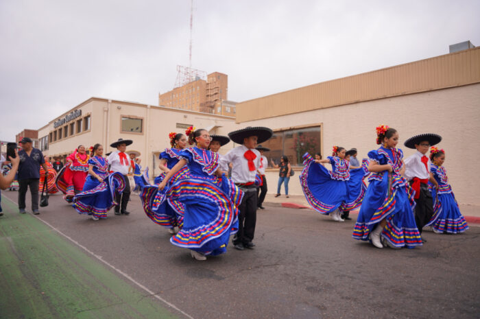 Participan artistas locales en primer desfile binacional de Laredo, Texas