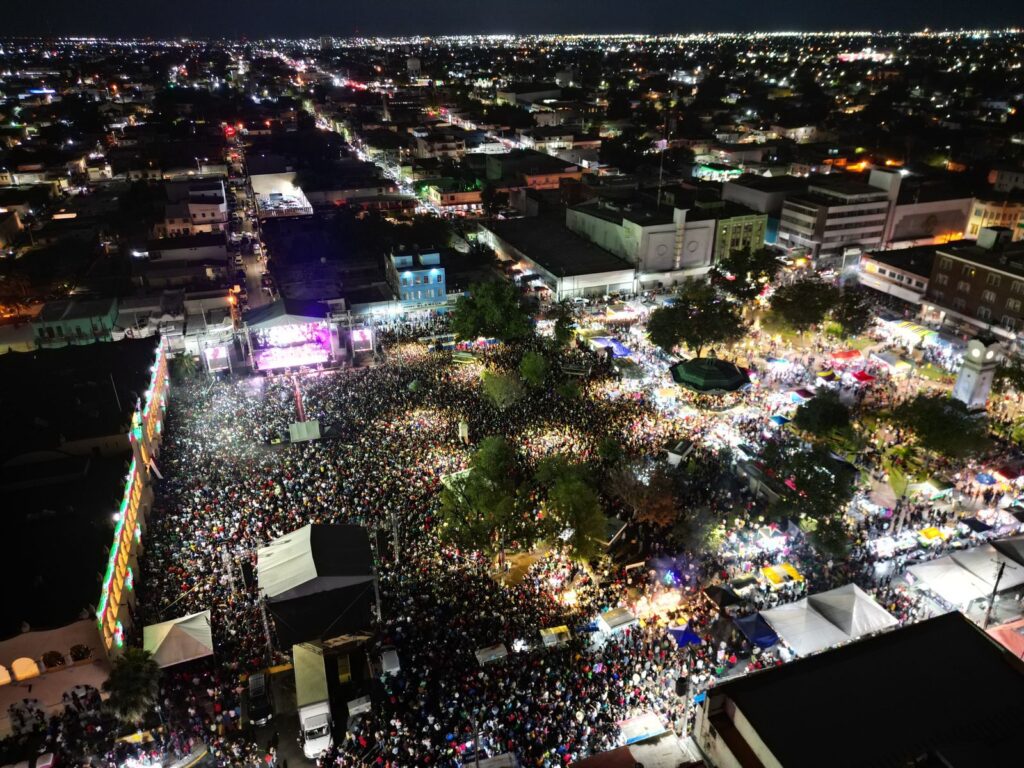 Vibran más 30 mil neolaredenses en ceremonia del Grito de la Independencia y concierto de Gloria Trevi 