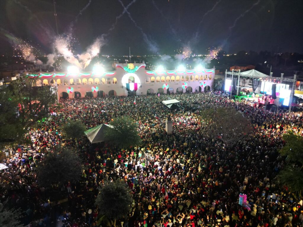 Vibran más 30 mil neolaredenses en ceremonia del Grito de la Independencia y concierto de Gloria Trevi