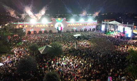 Vibran más 30 mil neolaredenses en ceremonia del Grito de la Independencia y concierto de Gloria Trevi