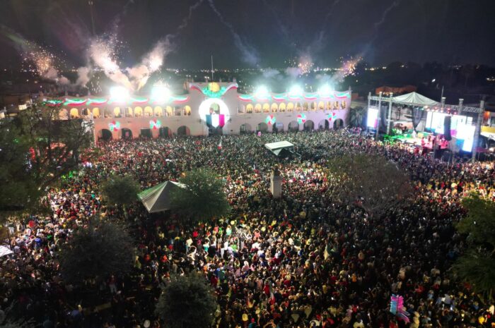 Vibran más 30 mil neolaredenses en ceremonia del Grito de la Independencia y concierto de Gloria Trevi