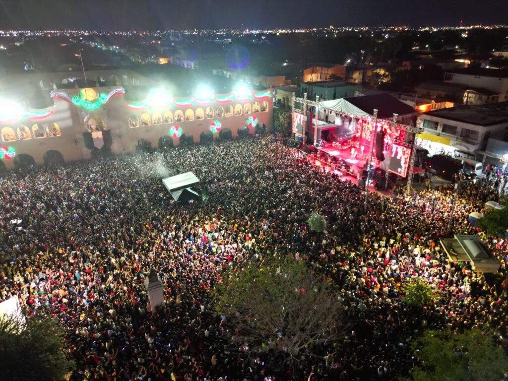 Vibran más 30 mil neolaredenses en ceremonia del Grito de la Independencia y concierto de Gloria Trevi 