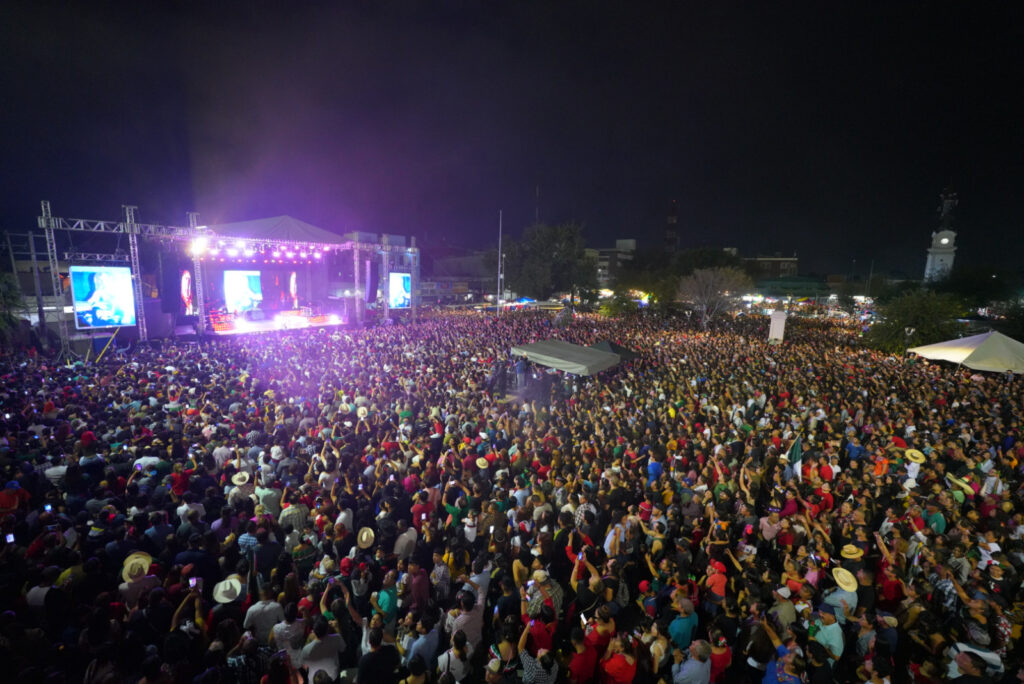 Viven neolaredenses fiesta mexicana con emotivo Grito de Independencia