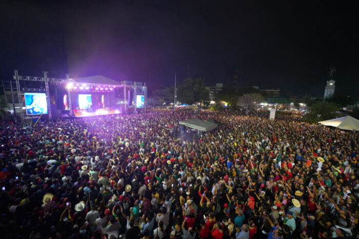 Viven neolaredenses fiesta mexicana con emotivo Grito de Independencia