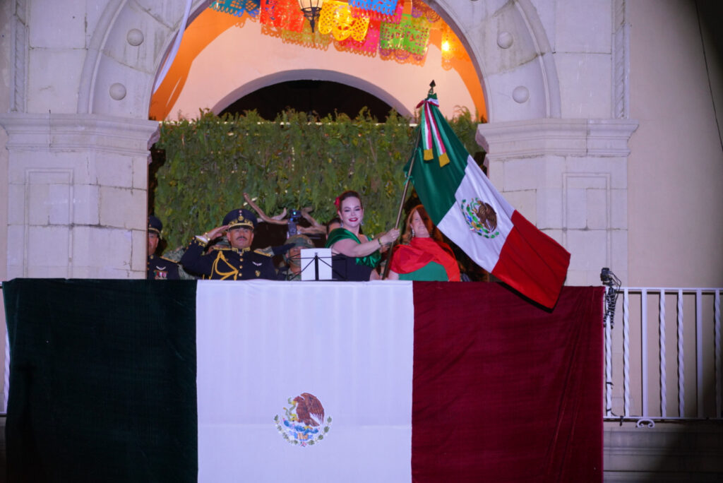 Viven neolaredenses fiesta mexicana con emotivo Grito de Independencia