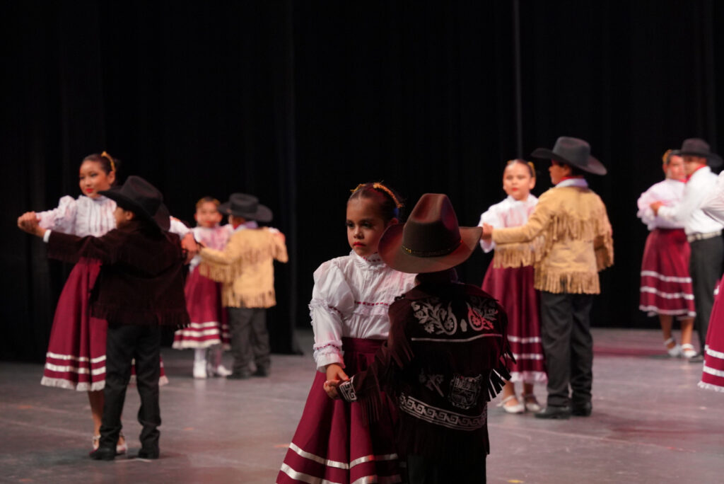 Disfrutan neolaredenses “Noche Mexicana”