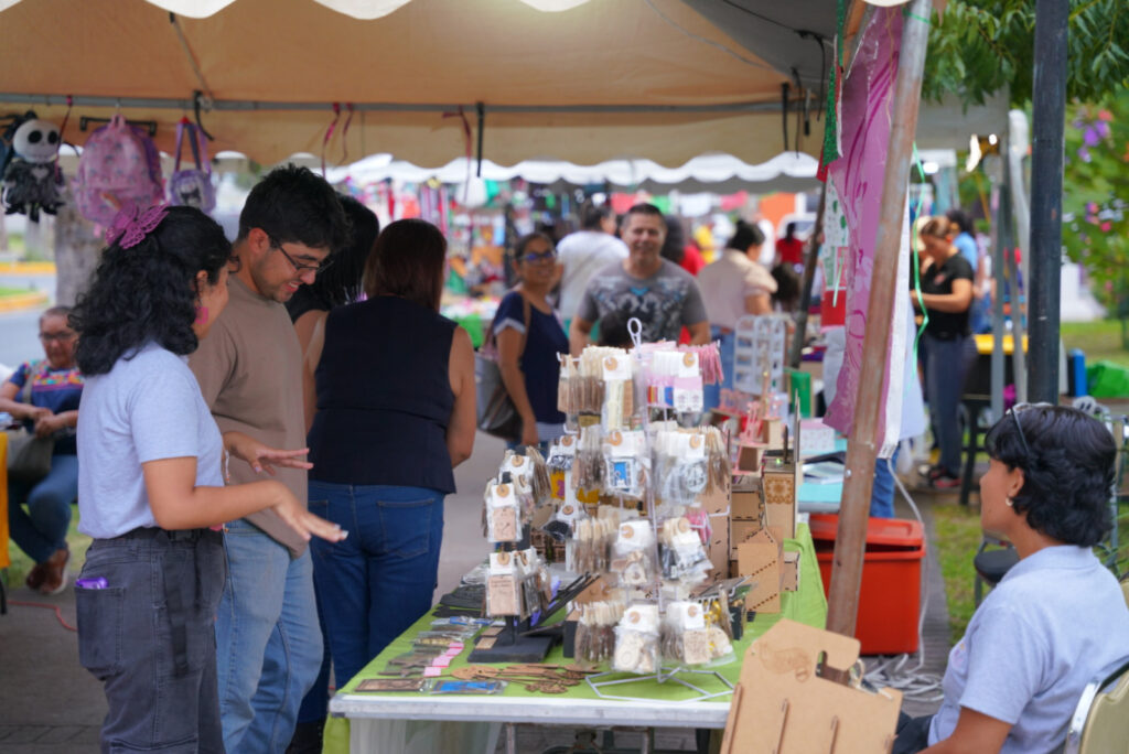 Se divierten ciudadanos en Bazar UNE “Fiestas Patrias”