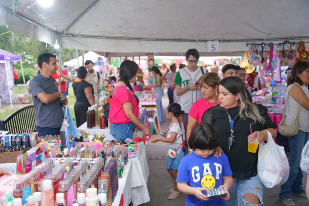 Se divierten ciudadanos en Bazar UNE “Fiestas Patrias”