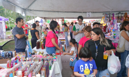 Se divierten ciudadanos en Bazar UNE “Fiestas Patrias”