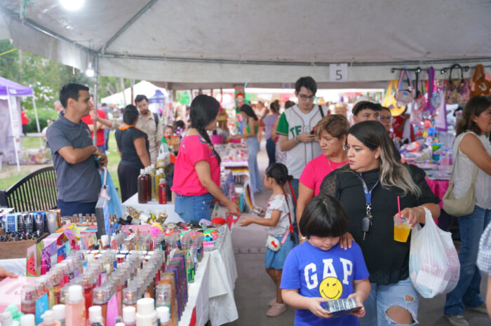 Se divierten ciudadanos en Bazar UNE “Fiestas Patrias”