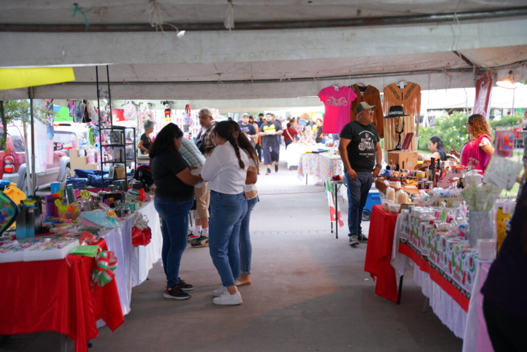 Se divierten ciudadanos en Bazar UNE “Fiestas Patrias”