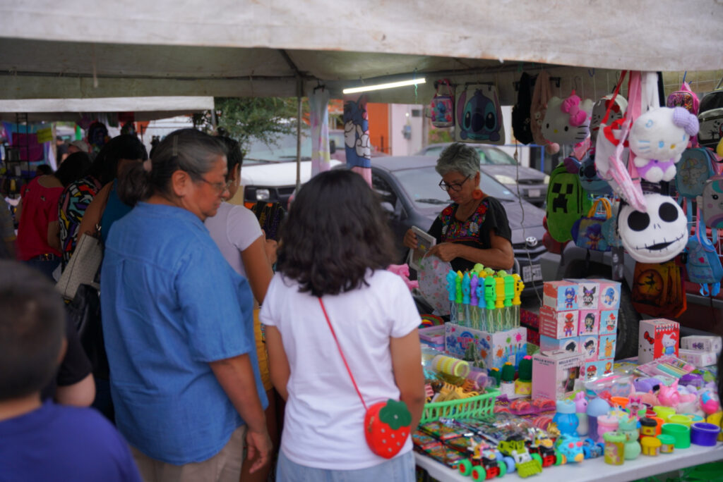 Más de 2 mil 800 emprendedores se benefician con bazares UNE