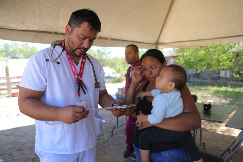 Acerca Gobierno de Nuevo Laredo servicios médicos gratuitos al Kilómetro 18