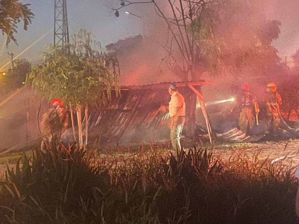 Incendio en tianguis de Reynosa destruye 7 puestos