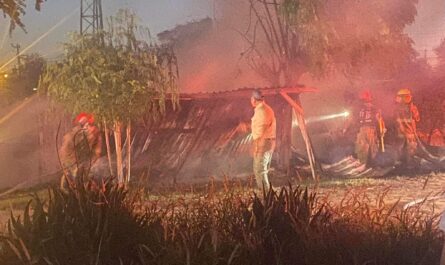 Incendio en tianguis de Reynosa destruye 7 puestos