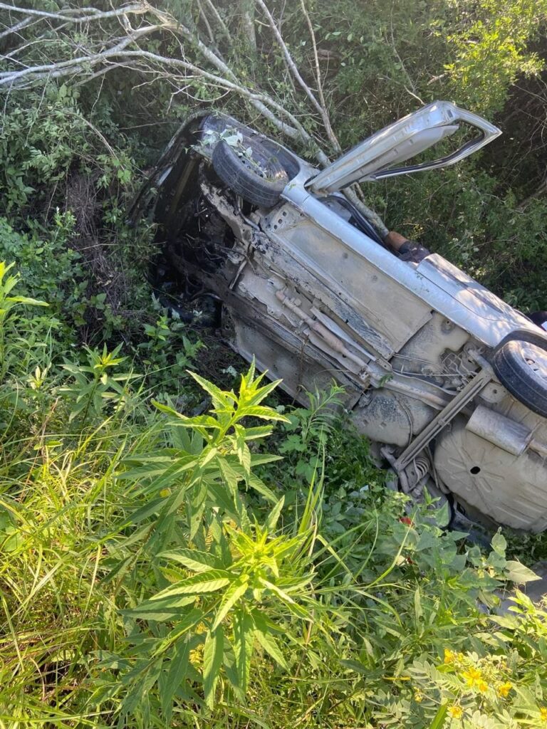 Muere maestro en volcadura camino a Soto La Marina