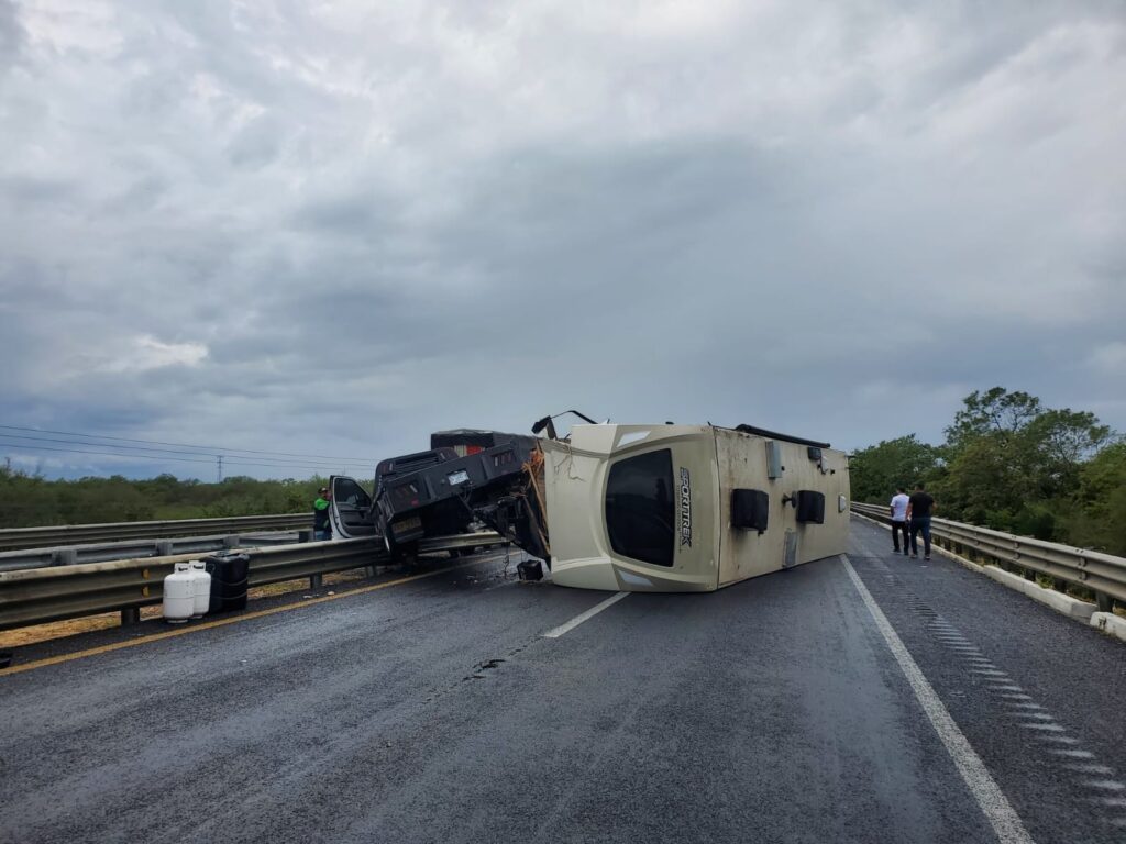 Volcadura de casa rodante afecta tráfico en la Tampico-Mante