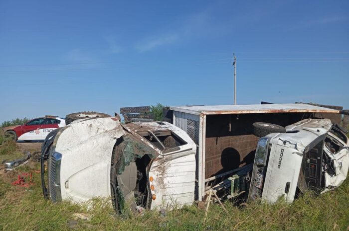 Vuelcan centroamericanos mientras transportaban vehículos en San Fernando