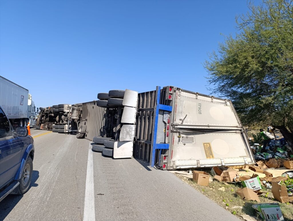 Vuelca tráiler cargado de limón en carretera González-Llera