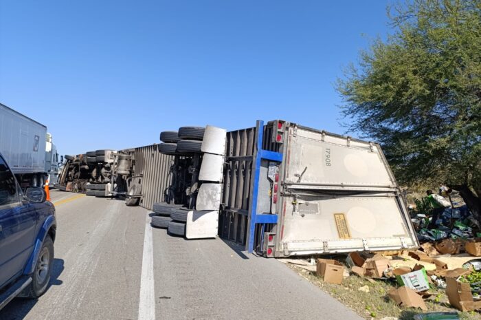 Vuelca tráiler cargado de limón en carretera González-Llera; habitantes saquean la carga