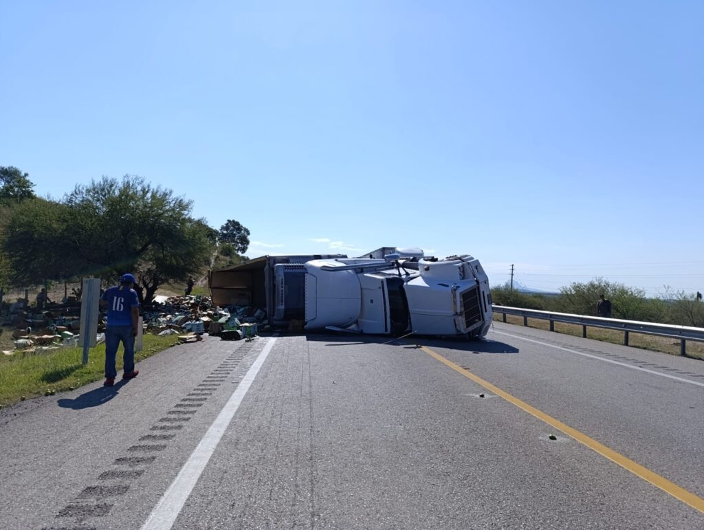 Vuelca tráiler cargado de limón en carretera González-Llera