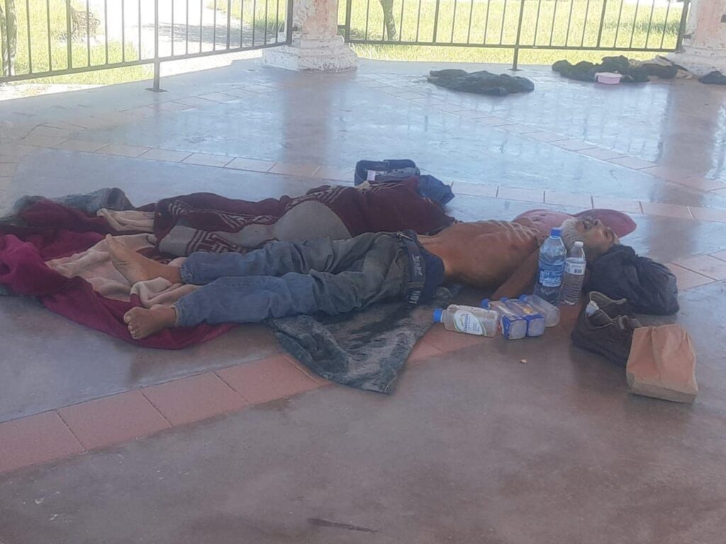 Muere hombre en situación de calle en kiosco de Reynosa