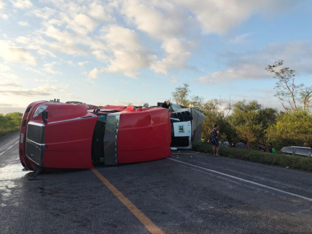 Choque entre tráileres y camión deja heridos y tráfico en San Fernando