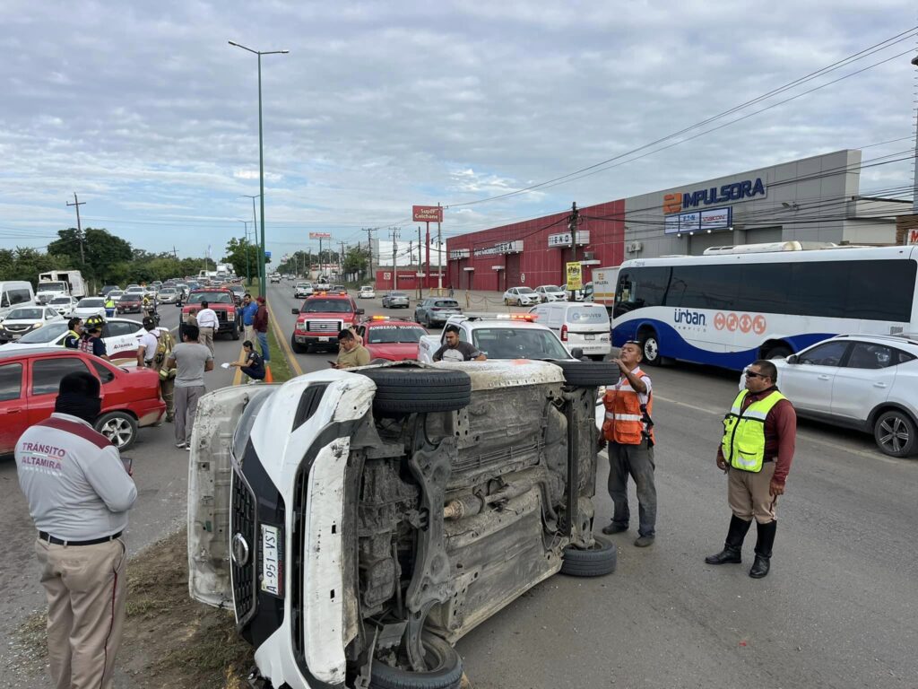 Choque múltiple y volcadura en Altamira deja un herido