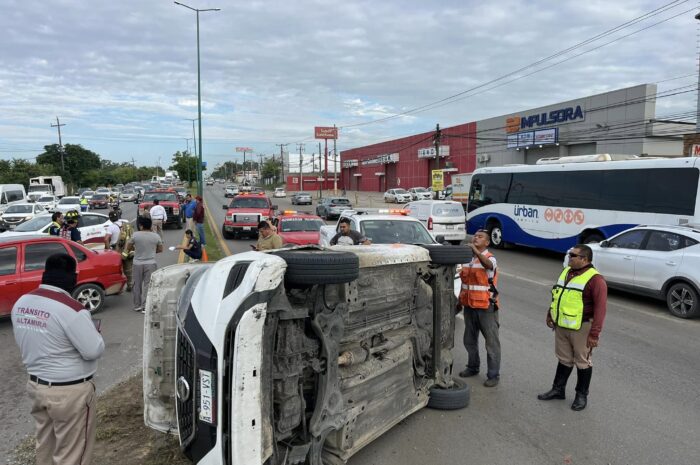 Choque múltiple y volcadura en Altamira deja un herido