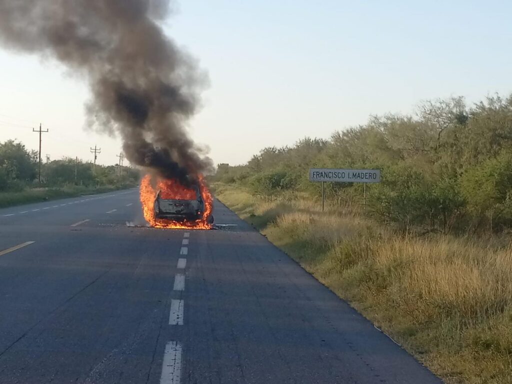 Guardia Estatal atiende incendio de vehículo en carretera Reynosa-San Fernando