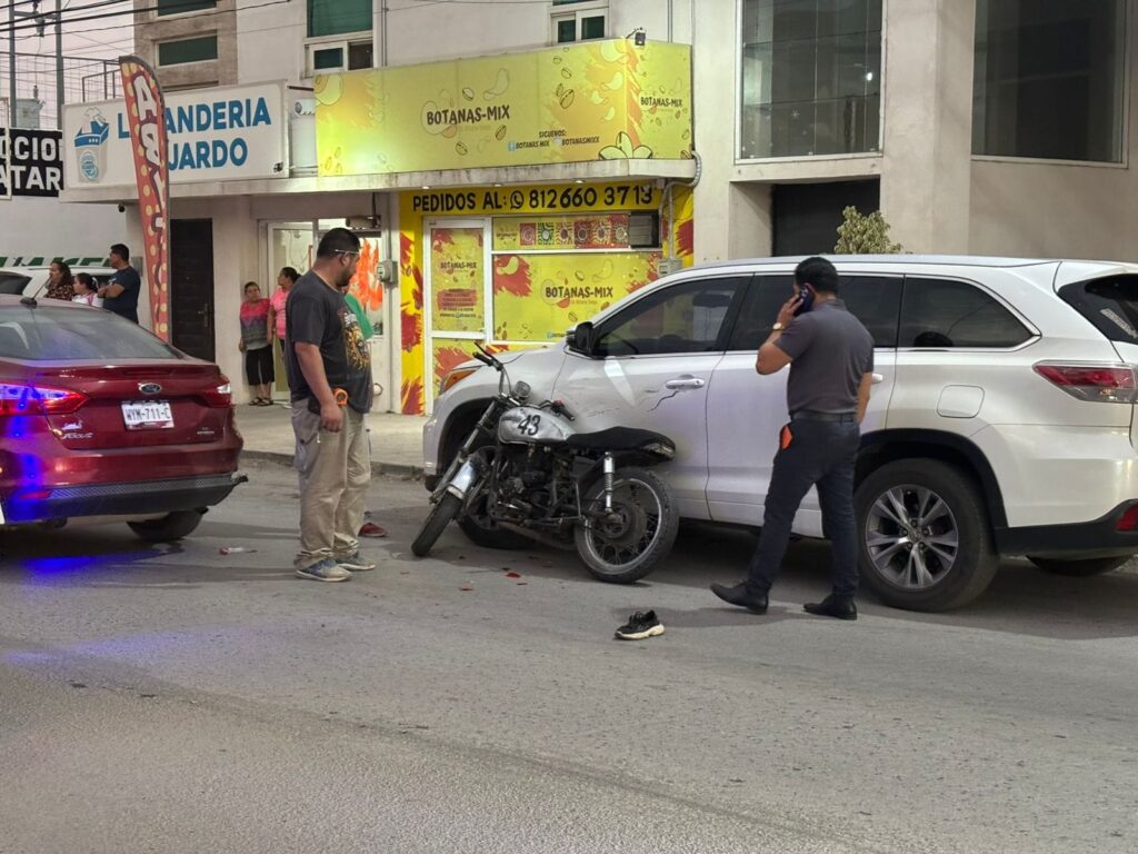 Motociclista huye descalzo tras provocar choque en Ciudad Victoria