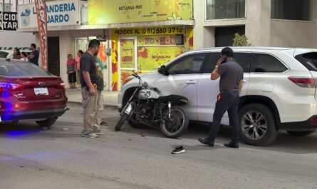 Motociclista huye descalzo tras provocar choque en Ciudad Victoria