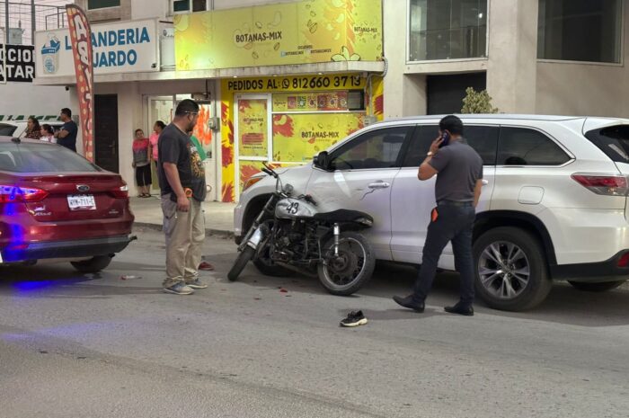 Motociclista huye descalzo tras provocar choque en Ciudad Victoria