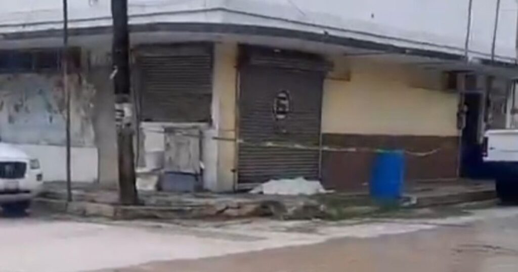 Hombre en situación de calle fallece en banqueta frente a negocio en Ciudad Madero